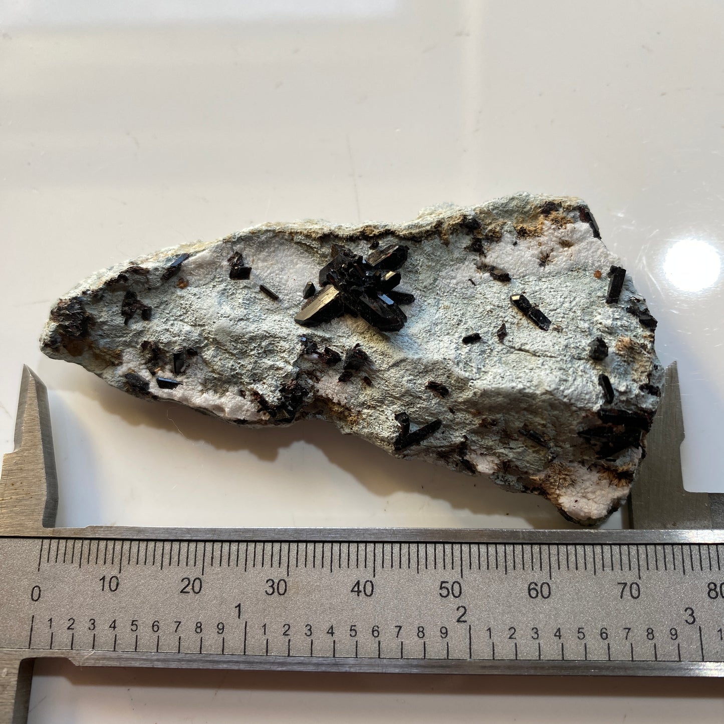 NEPTUNITE RARE SPECIMEN : BENITOITE GEM MINE, SAN BENITO COUNTY, CALIFORNIA, U.S.A. 26g MF4683