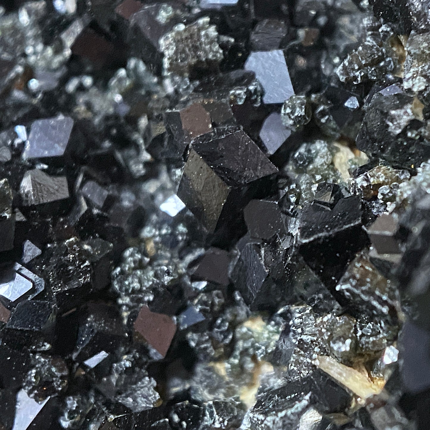 MELANITE GARNET : NEW IDRA MINING DISTRICT, SAN BENITO , CALIFORNIA, U.S.A. 240g MF4686