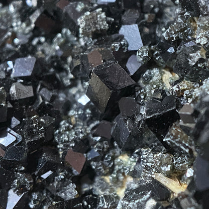 MELANITE GARNET : NEW IDRA MINING DISTRICT, SAN BENITO , CALIFORNIA, U.S.A. 240g MF4686