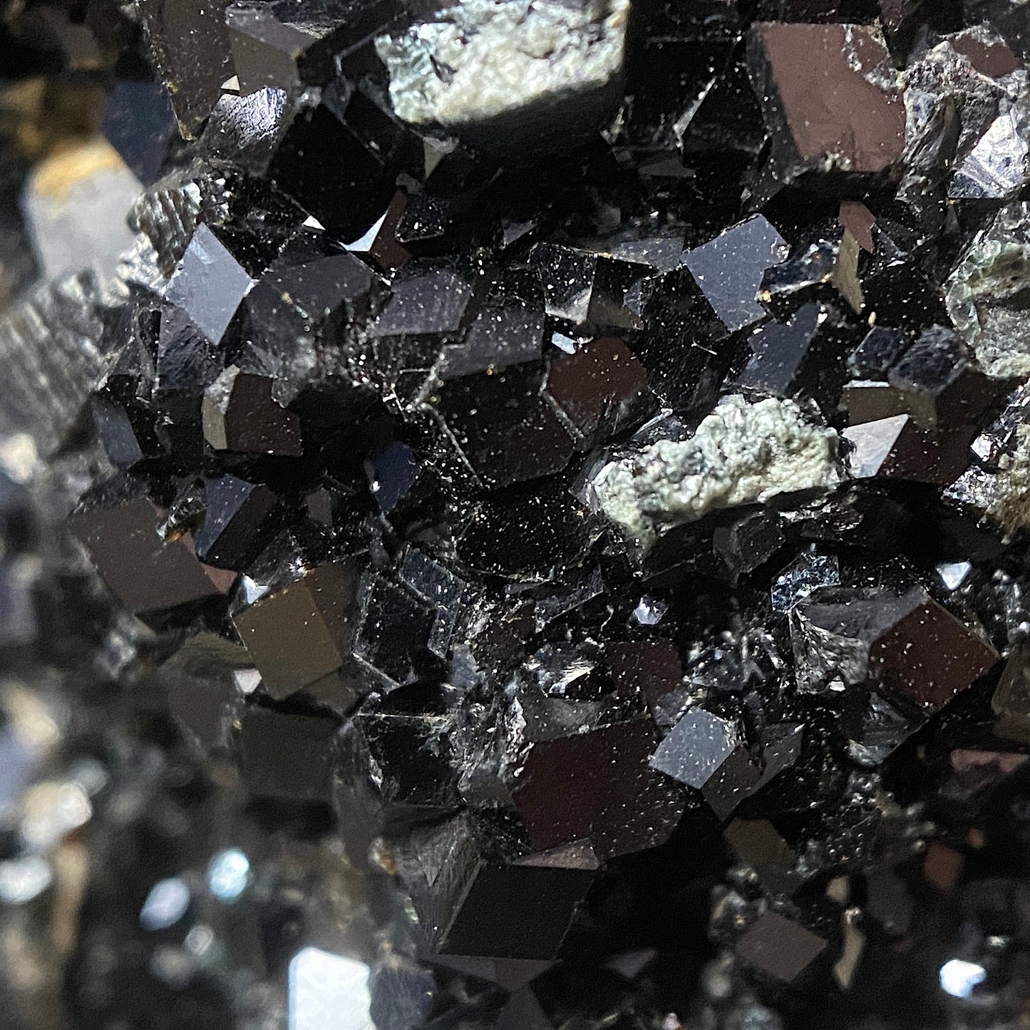 MELANITE GARNET : NEW IDRA MINING DISTRICT, SAN BENITO , CALIFORNIA, U.S.A. 240g MF4686