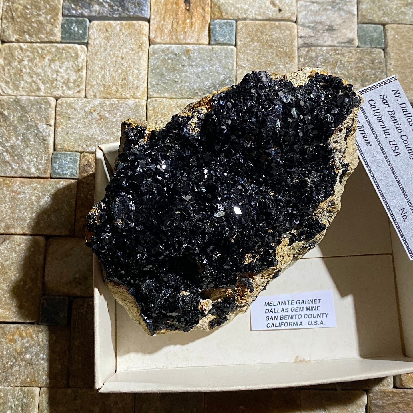 MELANITE GARNET : NEW IDRA MINING DISTRICT, SAN BENITO , CALIFORNIA, U.S.A. 240g MF4686