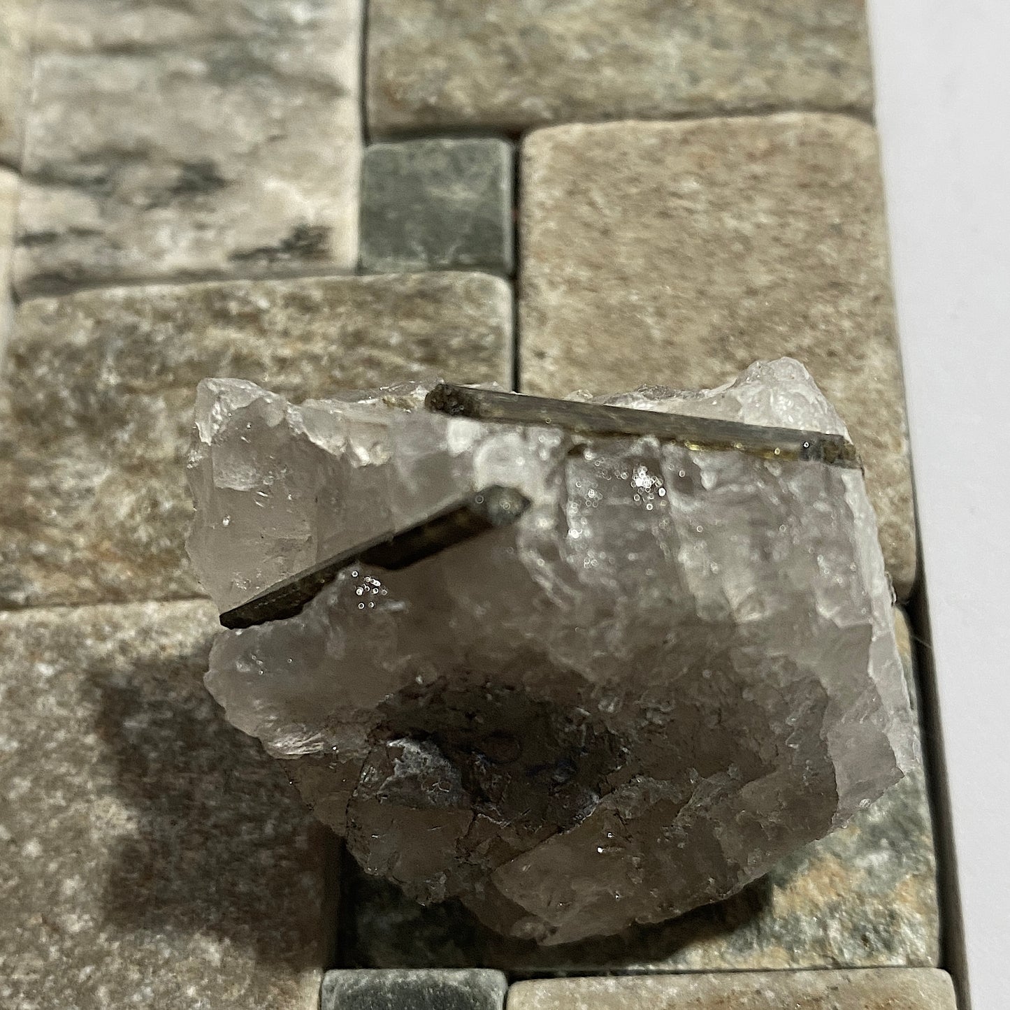 EPIDOTE IN QUARTZ - LIDKOPING, VASTRA GOTALAND, GILLSTAD, SWEDEN