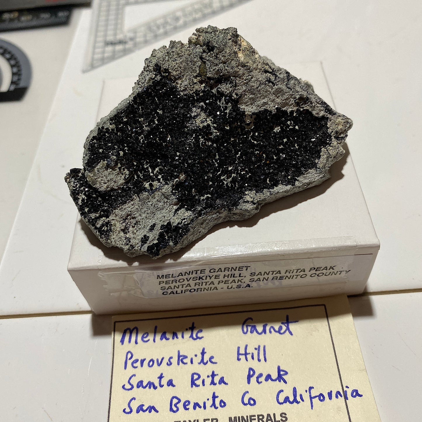 MELANITE GARNET : PEROVSKITE HILL, SANTA RITA PEAK, CALIFORNIA , U.S.A. 117g MF4681