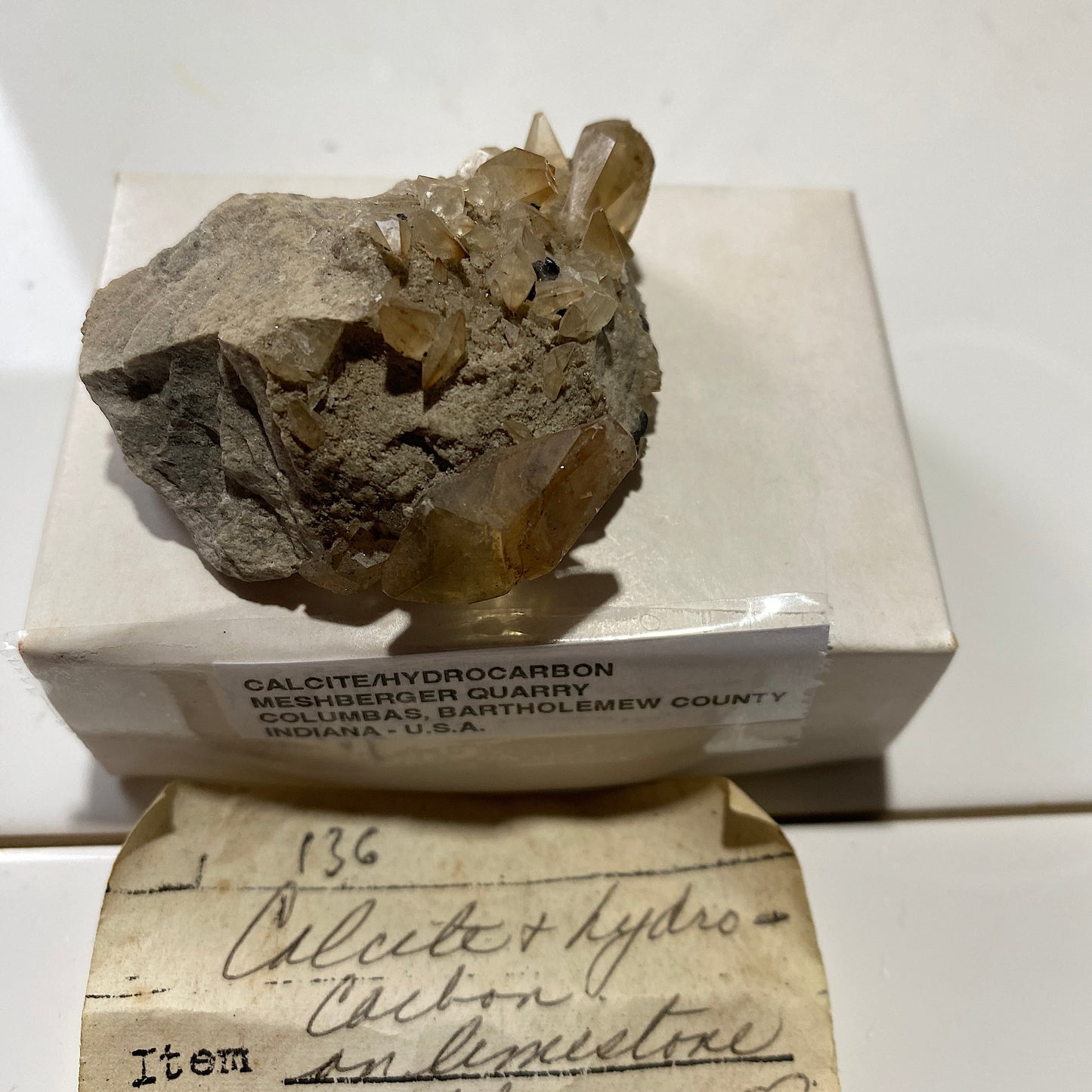 PIEZA CLÁSICA DE CALCITA/HIDROCARBURO DE INDIANA, EE. UU. 36 g MF742