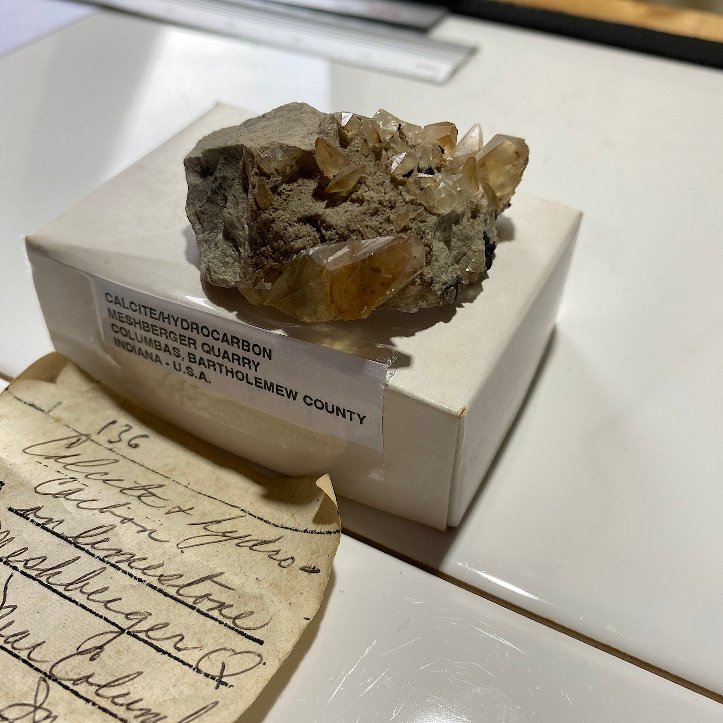 PIEZA CLÁSICA DE CALCITA/HIDROCARBURO DE INDIANA, EE. UU. 36 g MF742