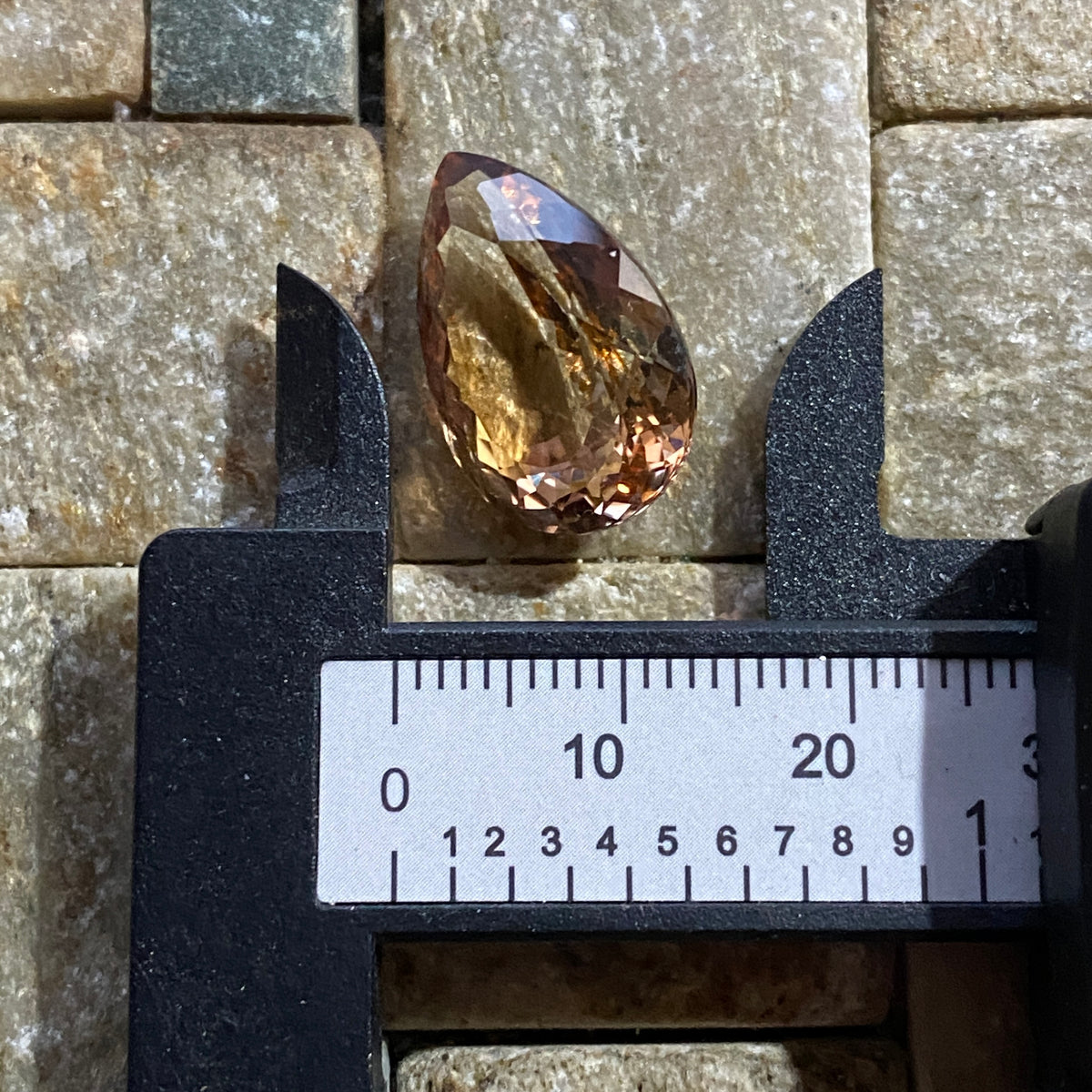 TOPAZ NATURAL GEMSTONE : OUR0 PRETO, MINAS GERAIS, BRAZIL  14.65Ct  MFG4997