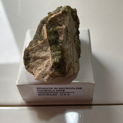 EPIDOTE IN MICROCLINE - OSCEOLA MINE, HOUGHTON CO. MICHEGAN, U.S.A. 58g MF782