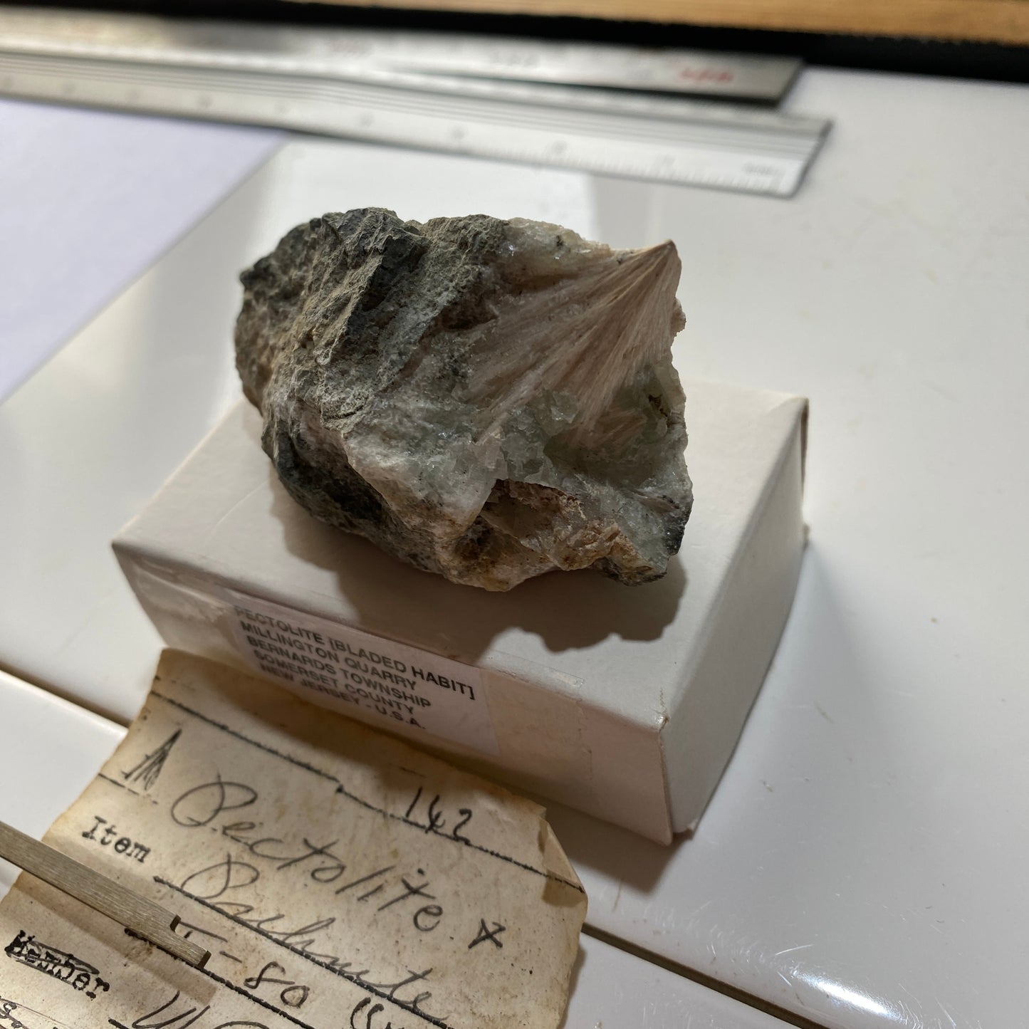PECTOLITE [BLADED] - MILLINGTON QUARRY, SOMERSET COUNTY, NEW JERSEY, U.S.A. 100g MF744