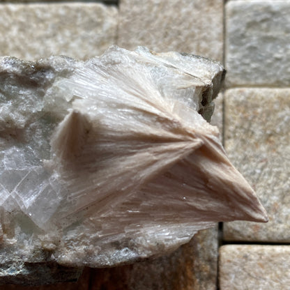PECTOLITE [BLADED] - MILLINGTON QUARRY, SOMERSET COUNTY, NEW JERSEY, U.S.A. 100g MF744