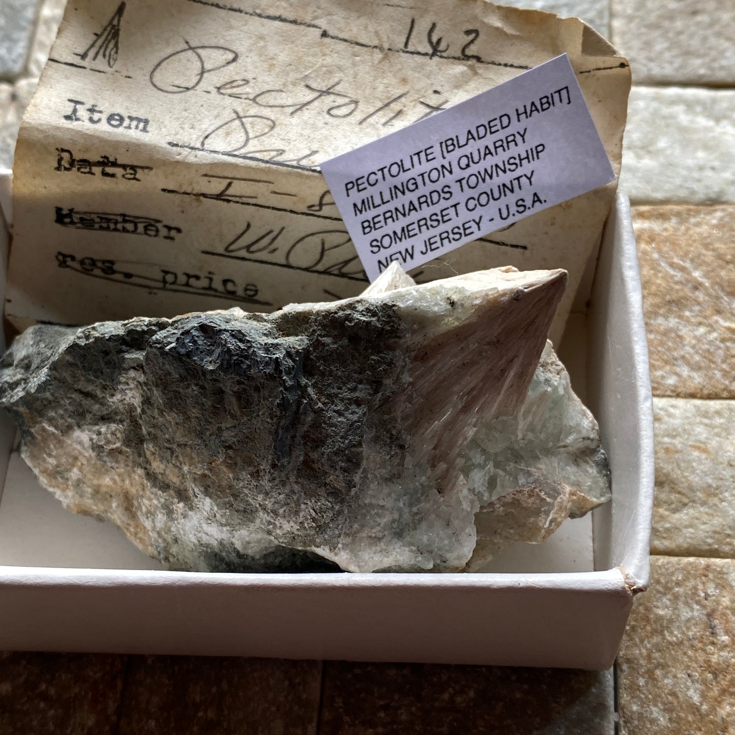 PECTOLITE [BLADED] - MILLINGTON QUARRY, SOMERSET COUNTY, NEW JERSEY, U.S.A. 100g MF744