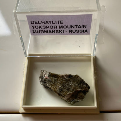DELHAYLITE [DELHAYELITE] - YUKSPOR MOUNTAIN, MURMANSKI, RUSSIA 3g MF712