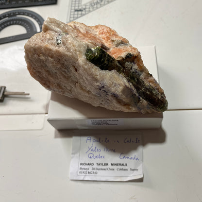 APATITE IN CALCITE : YATES MINE, OTTER LAKE, QUEBEC, CANADA 567g MF4706