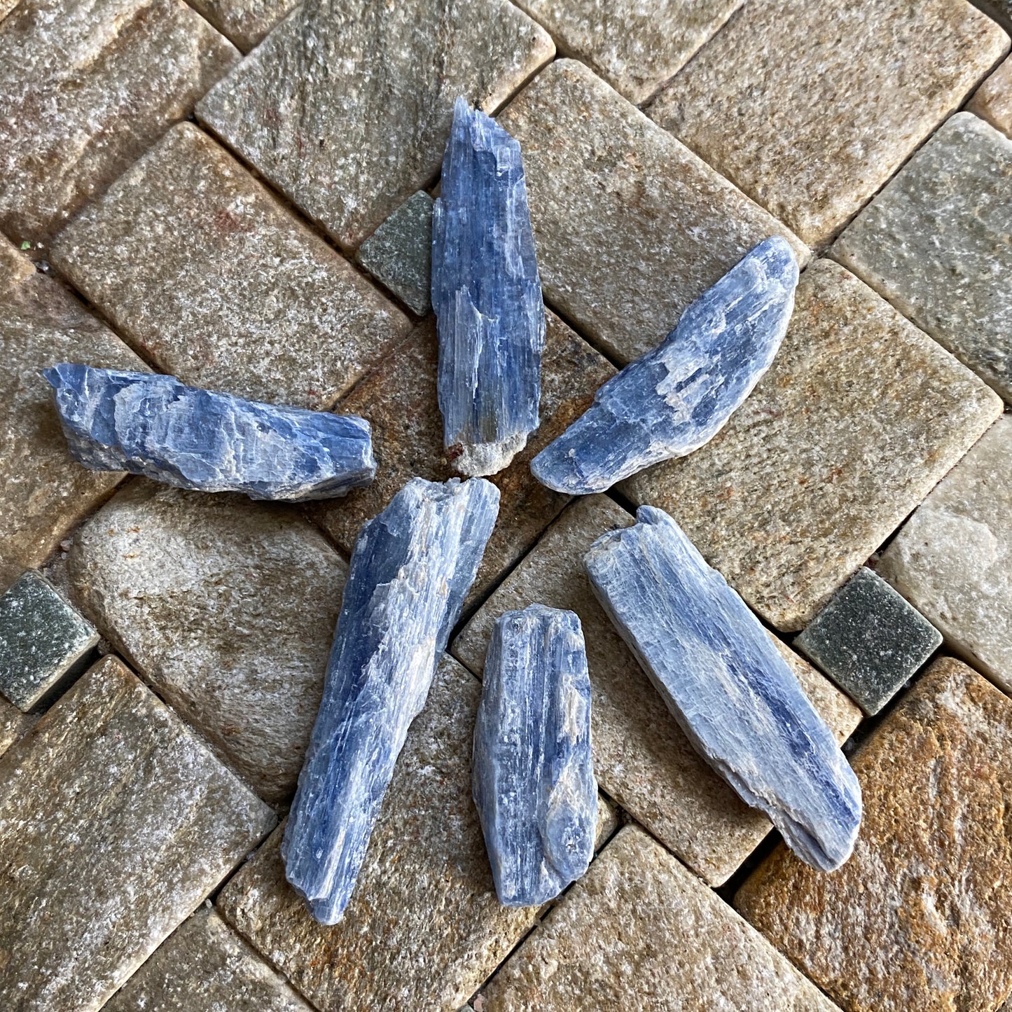 KYANITE x 6 CRYSTAL BLADES - QUSONG, LHOKA, TIBET. TOTAL 22g. MF3505