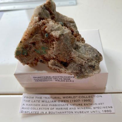 QUARTZ/CHRYSOCOLLE/MALACHITE ETC DE LA MINE LLECHWEDD, PAYS DE GALLES. 114g MF784