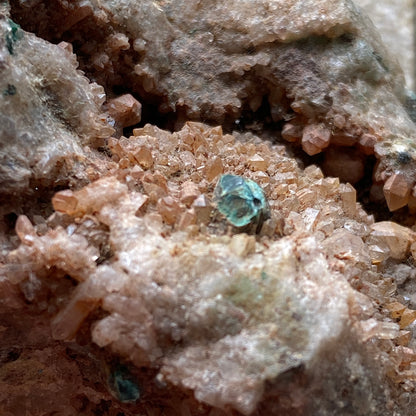 QUARTZ/CHRYSOCOLLE/MALACHITE ETC DE LA MINE LLECHWEDD, PAYS DE GALLES. 114g MF784