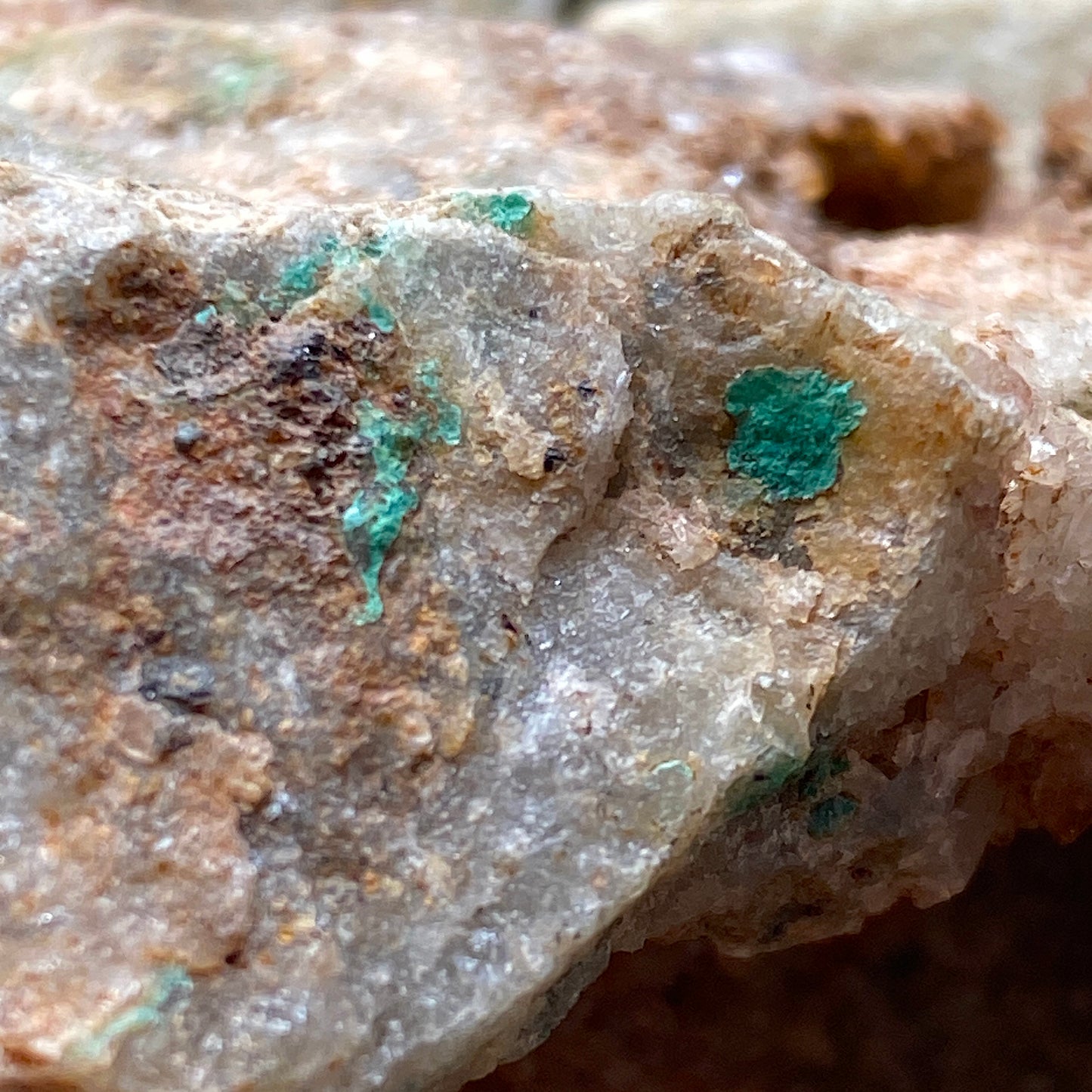 QUARTZ/CHRYSOCOLLE/MALACHITE ETC DE LA MINE LLECHWEDD, PAYS DE GALLES. 114g MF784