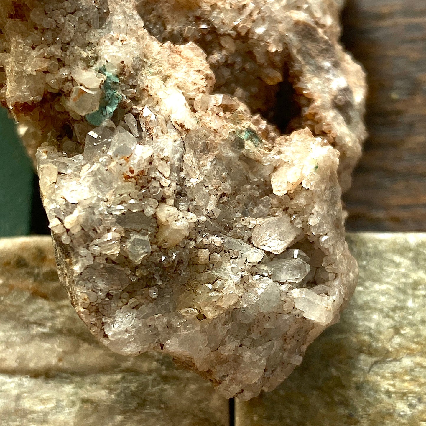 QUARTZ/CHRYSOCOLLE/MALACHITE ETC DE LA MINE LLECHWEDD, PAYS DE GALLES. 114g MF784