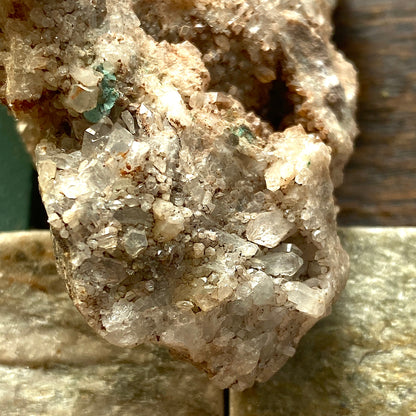 QUARTZ/CHRYSOCOLLE/MALACHITE ETC DE LA MINE LLECHWEDD, PAYS DE GALLES. 114g MF784