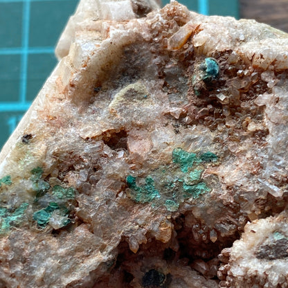 QUARTZ/CHRYSOCOLLE/MALACHITE ETC DE LA MINE LLECHWEDD, PAYS DE GALLES. 114g MF784