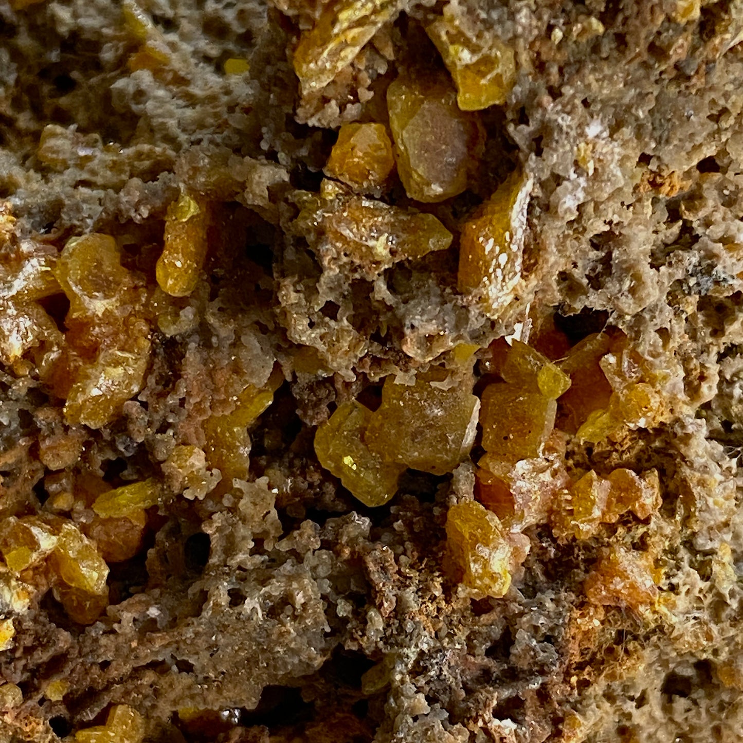 WULFENITE ON MATRIX - ROWLEY MINE, ARIZONA -U.S.A.  78g MF3182