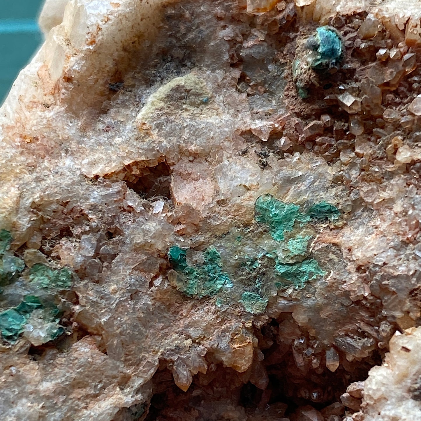 QUARTZ/CHRYSOCOLLE/MALACHITE ETC DE LA MINE LLECHWEDD, PAYS DE GALLES. 114g MF784