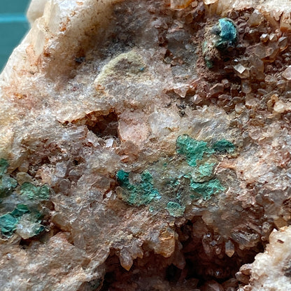 QUARTZ/CHRYSOCOLLE/MALACHITE ETC DE LA MINE LLECHWEDD, PAYS DE GALLES. 114g MF784