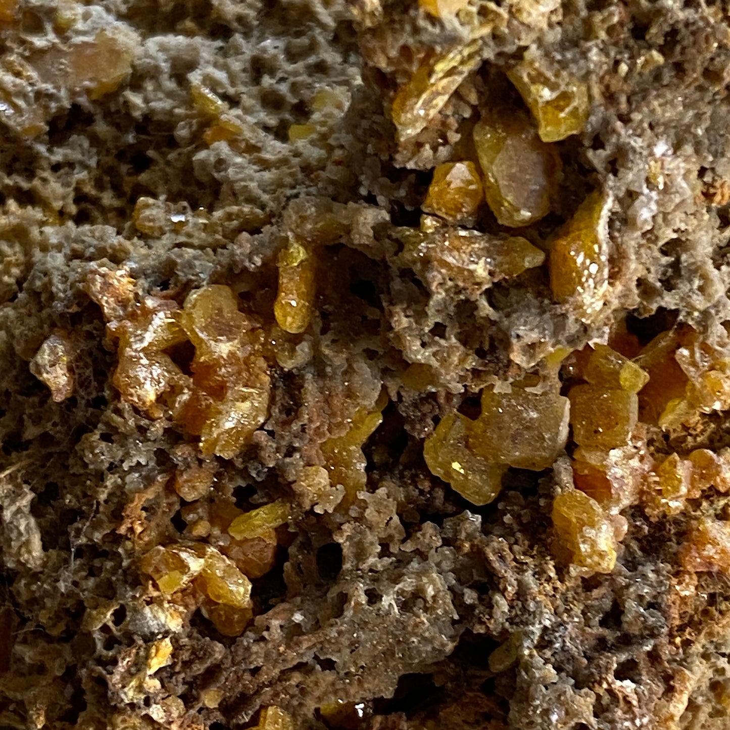 WULFENITE ON MATRIX - ROWLEY MINE, ARIZONA -U.S.A.  78g MF3182