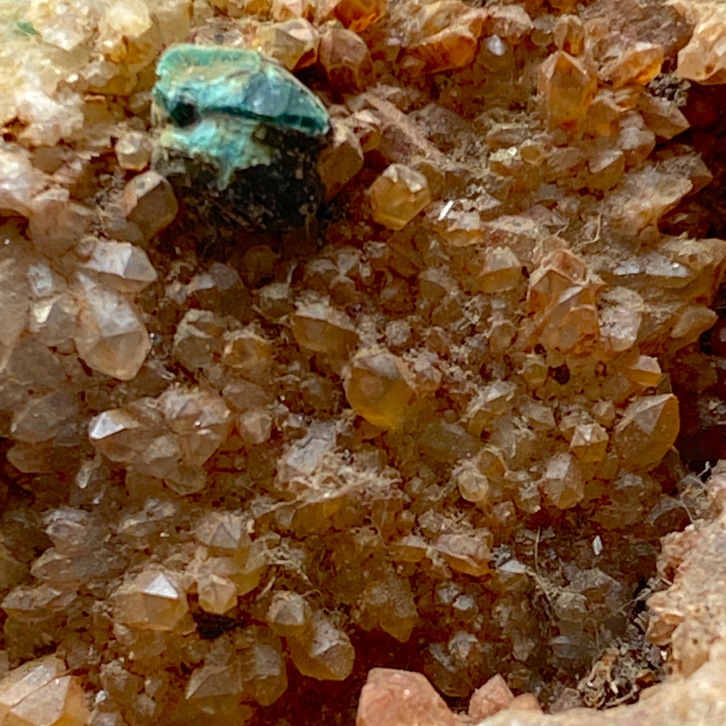 QUARTZ/CHRYSOCOLLE/MALACHITE ETC DE LA MINE LLECHWEDD, PAYS DE GALLES. 114g MF784