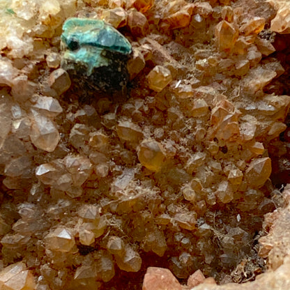 QUARTZ/CHRYSOCOLLE/MALACHITE ETC DE LA MINE LLECHWEDD, PAYS DE GALLES. 114g MF784