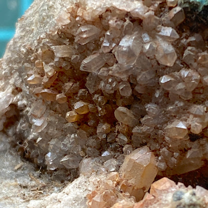 QUARTZ/CHRYSOCOLLE/MALACHITE ETC DE LA MINE LLECHWEDD, PAYS DE GALLES. 114g MF784