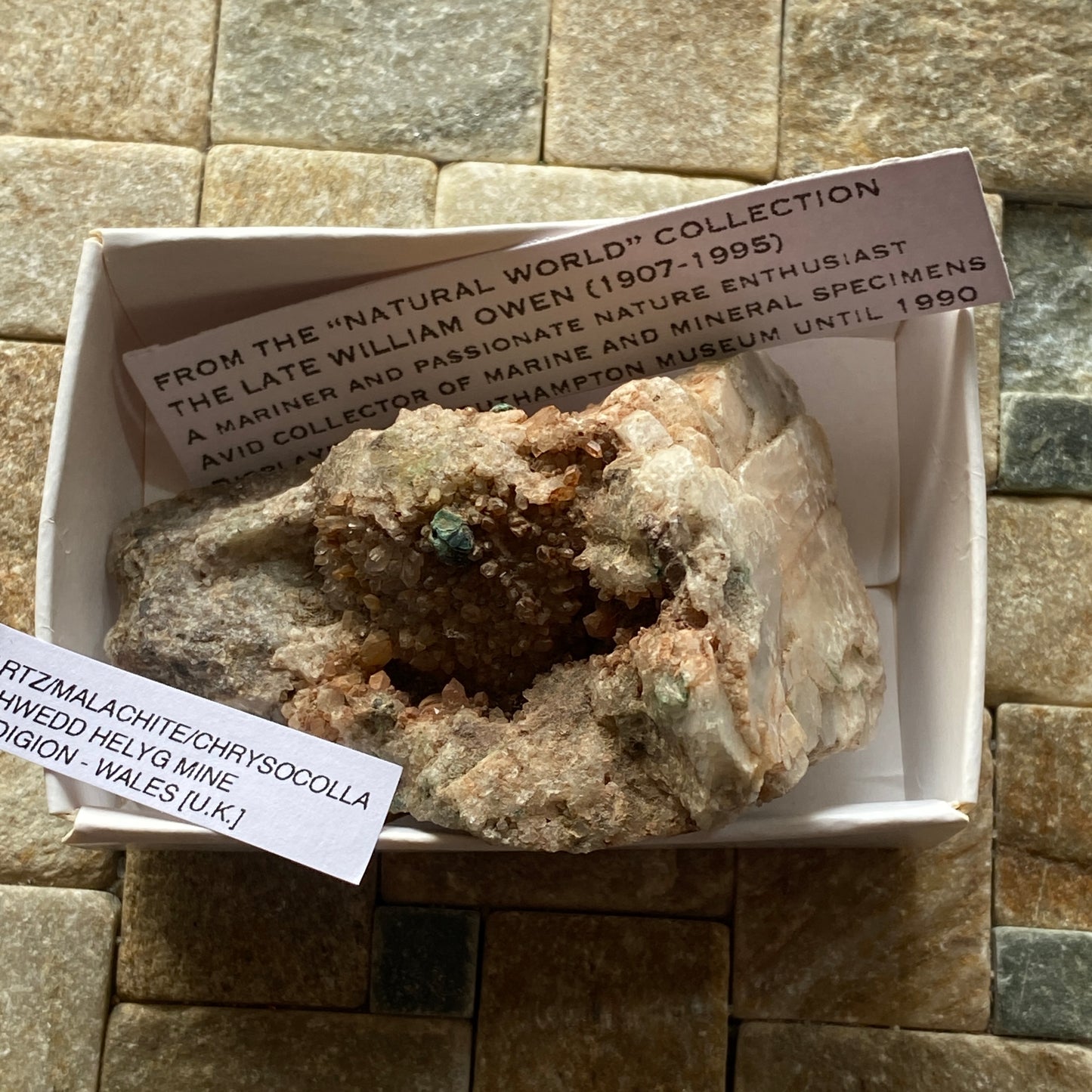 QUARTZ/CHRYSOCOLLE/MALACHITE ETC DE LA MINE LLECHWEDD, PAYS DE GALLES. 114g MF784