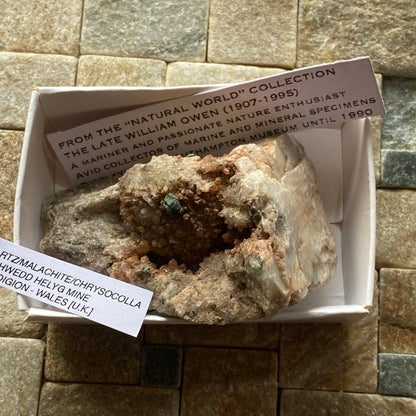 QUARTZ/CHRYSOCOLLE/MALACHITE ETC DE LA MINE LLECHWEDD, PAYS DE GALLES. 114g MF784