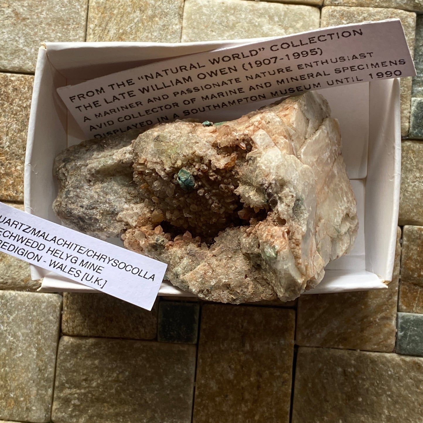 QUARTZ/CHRYSOCOLLE/MALACHITE ETC DE LA MINE LLECHWEDD, PAYS DE GALLES. 114g MF784