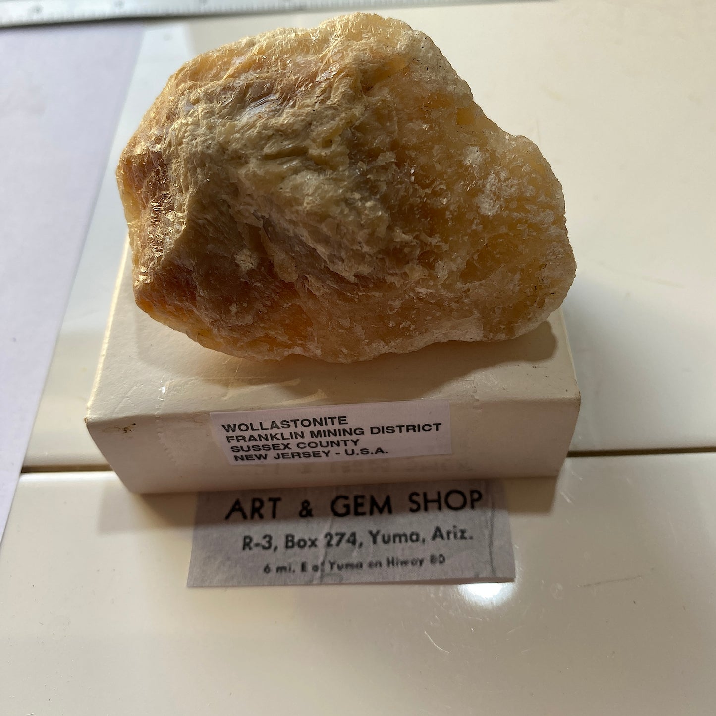 WOLLASTONITE DU DISTRICT MINIER DE FRANKLIN, ÉTATS-UNIS. 140g MF757