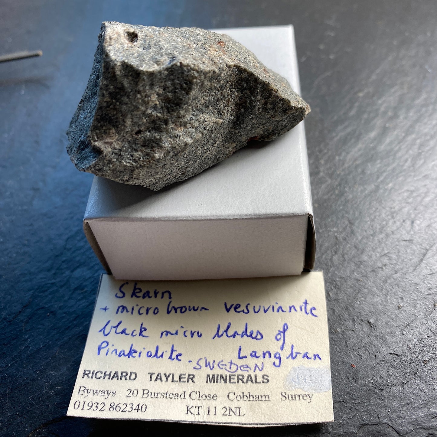 PINAKIOLITE ETC IN SKARN, LANGBAN MINE, SWEDEN 84g MF1483