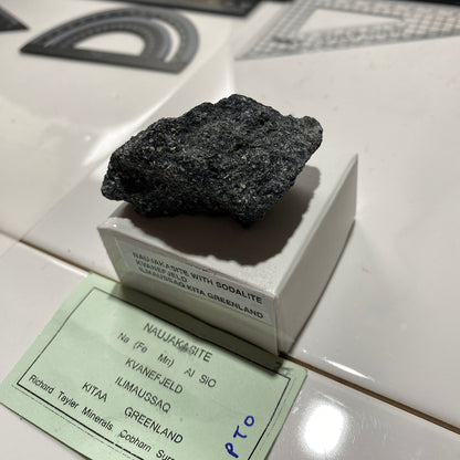 NAUJAKASITE WITH SODALITE : KVANEFJELD, KITAA, GREENLAND. 41g. MF4711