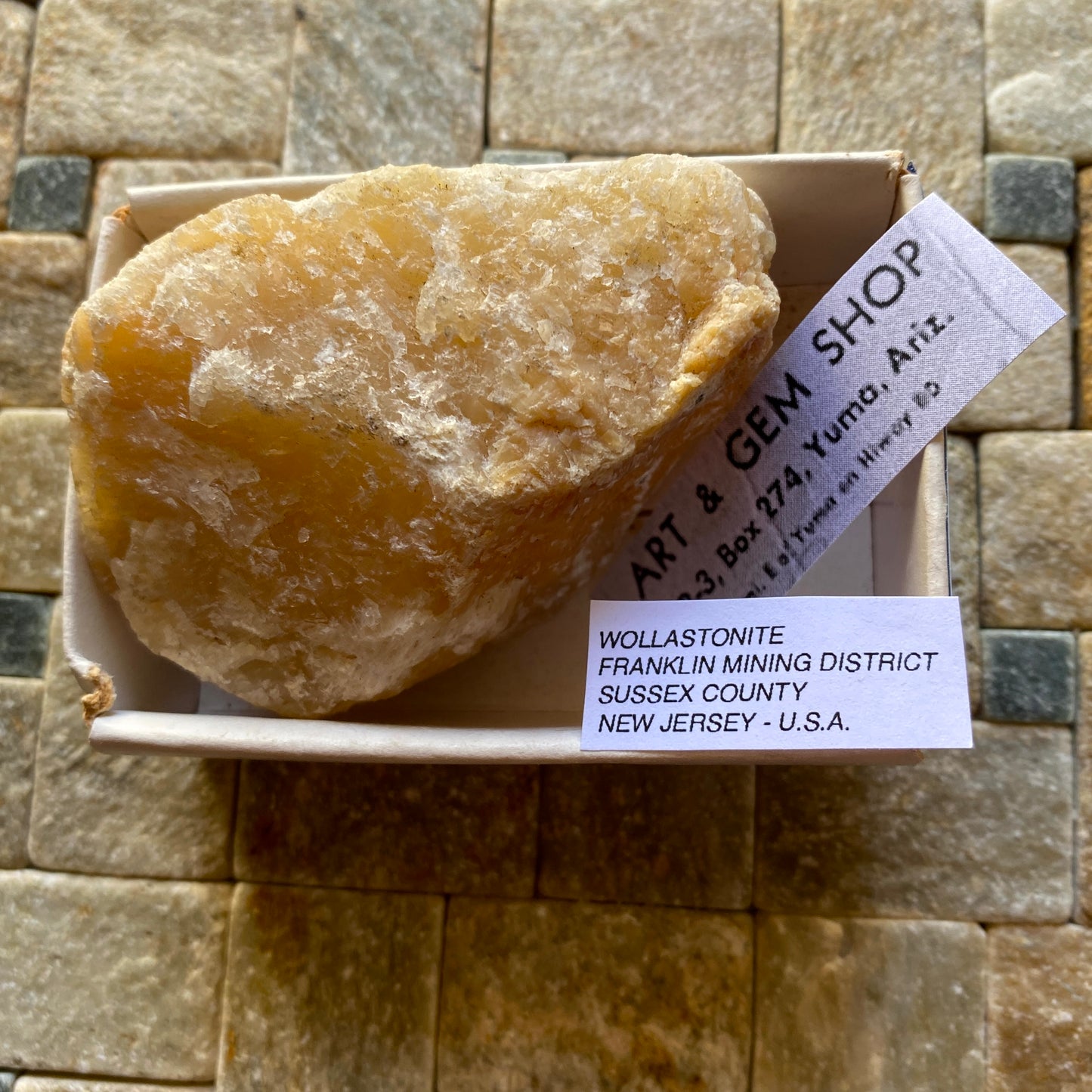 WOLLASTONITE DU DISTRICT MINIER DE FRANKLIN, ÉTATS-UNIS. 140g MF757