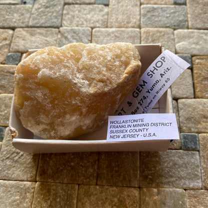 WOLLASTONITE DU DISTRICT MINIER DE FRANKLIN, ÉTATS-UNIS. 140g MF757