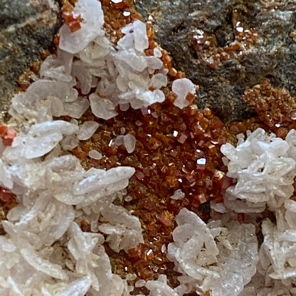 VANADINITE/CERUSSITE DE LA MINE DE PLOMB DU NAMIB, ERONGO, NAMIBIE 177g MF719