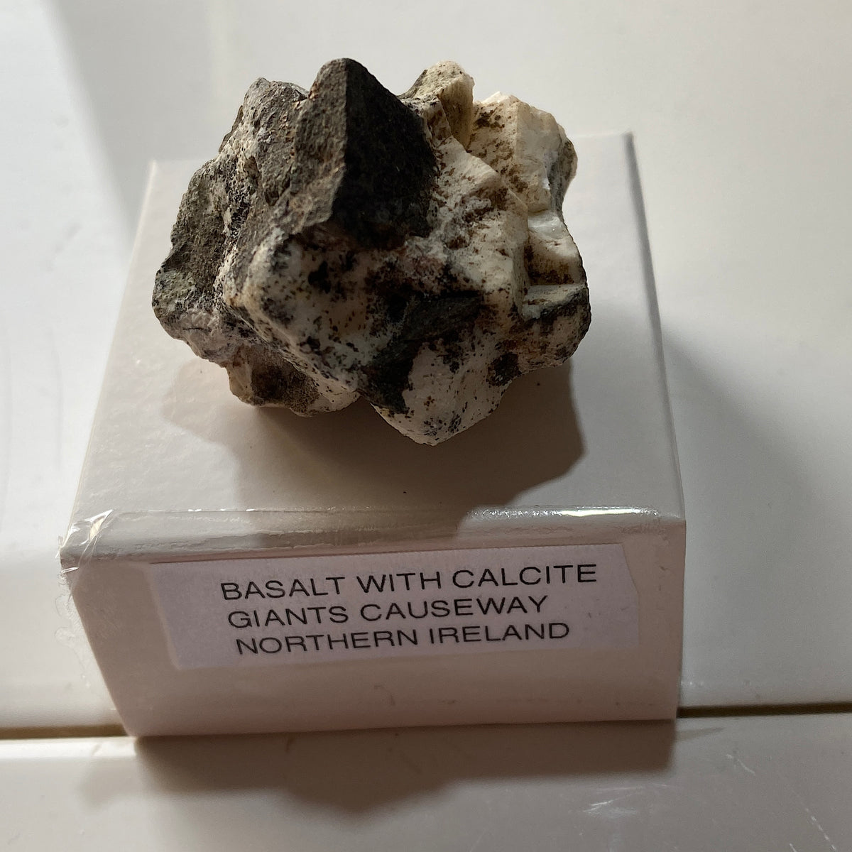 INTRIGUING SPECIMEN : GIANTS CAUSEWAY, NORTHERN IRELAND 26g MF5381CALCCITE/BASALT