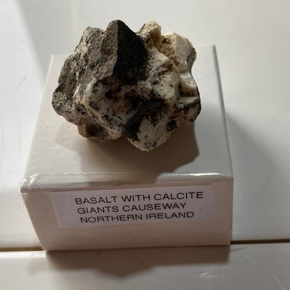 INTRIGUING SPECIMEN : GIANTS CAUSEWAY, NORTHERN IRELAND 26g MF5381CALCCITE/BASALT