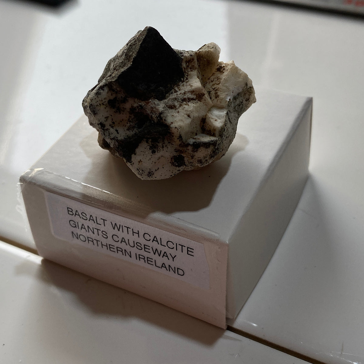 INTRIGUING SPECIMEN : GIANTS CAUSEWAY, NORTHERN IRELAND 26g MF5381CALCCITE/BASALT