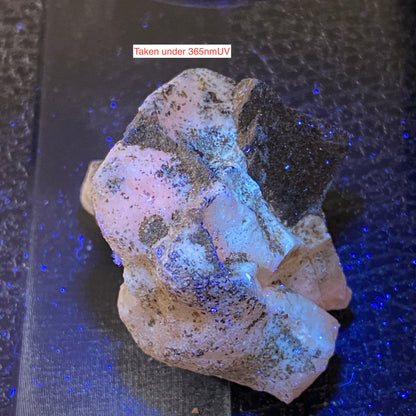 INTRIGUING SPECIMEN : GIANTS CAUSEWAY, NORTHERN IRELAND 26g MF5381CALCCITE/BASALT