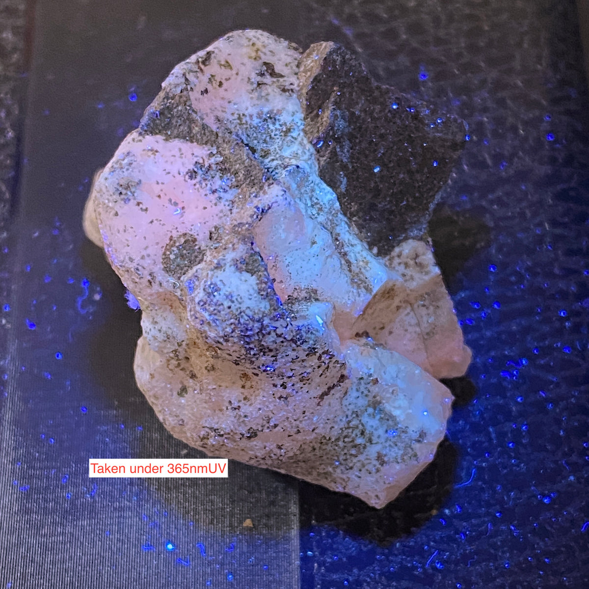 INTRIGUING SPECIMEN : GIANTS CAUSEWAY, NORTHERN IRELAND 26g MF5381CALCCITE/BASALT