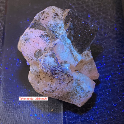 INTRIGUING SPECIMEN : GIANTS CAUSEWAY, NORTHERN IRELAND 26g MF5381CALCCITE/BASALT