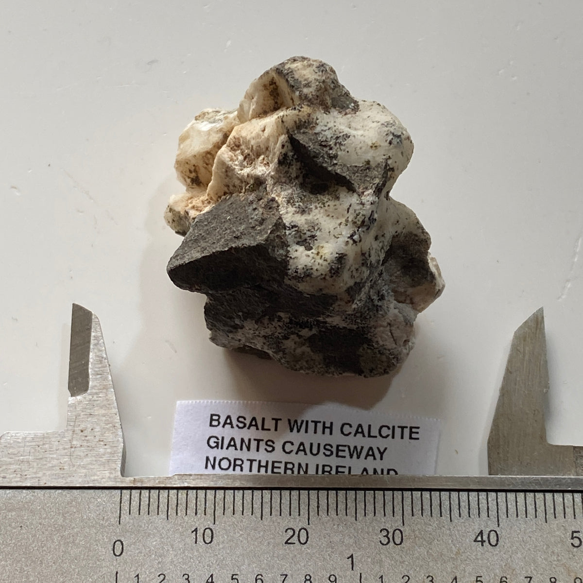 INTRIGUING SPECIMEN : GIANTS CAUSEWAY, NORTHERN IRELAND 26g MF5381CALCCITE/BASALT