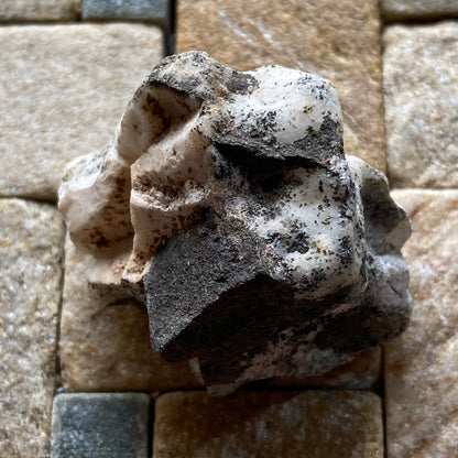 INTRIGUING SPECIMEN : GIANTS CAUSEWAY, NORTHERN IRELAND 26g MF5381CALCCITE/BASALT