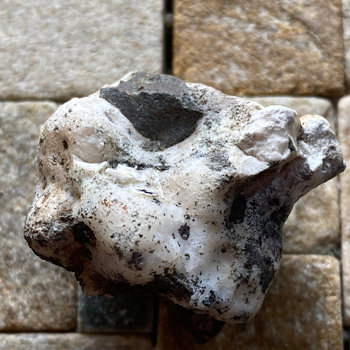 INTRIGUING SPECIMEN : GIANTS CAUSEWAY, NORTHERN IRELAND 26g MF5381CALCCITE/BASALT