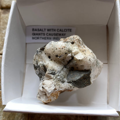 INTRIGUING SPECIMEN : GIANTS CAUSEWAY, NORTHERN IRELAND 26g MF5381CALCCITE/BASALT