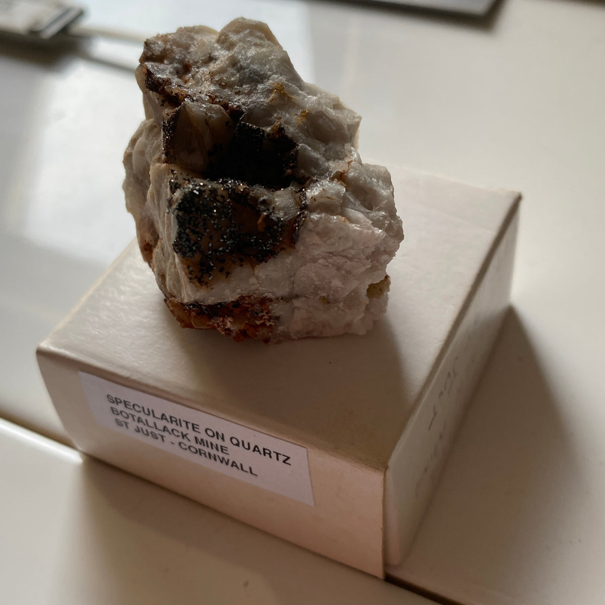 SPECULARITE ON QUARTZ : BOTALLACK MINE, ST JUST, CORNWALL 55g MF5388